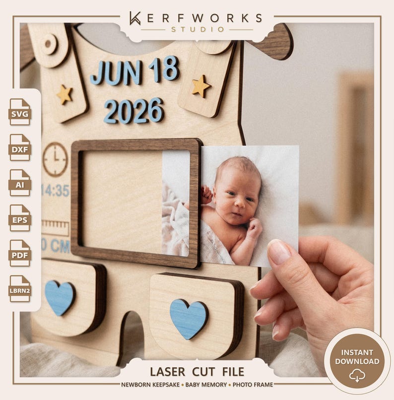 K&ouml;nnte beinhalten: Ein lasergeschnittener Baby-Erinnerungsrahmen aus Holz mit dem blauen Text JUN 18 2026, zwei kleinen Holzsternen, einem Uhrensymbol mit 14:35 Uhr, einer Linealgrafik und zwei blauen Herzakzenten. Der Rahmen enth&auml;lt ein Foto eines Neugeborenen.