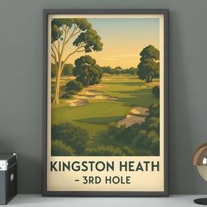 以下が含まれることがあります： ゴルフコースの風景を描いたフレーム入りプリント。緑のゴルフコースに木々、バンカー、旗が描かれています。「KINGSTON HEATH - 3RD HOLE」の文字が下部に表示されています。プリントは濃いグレーのフレームに入っています。