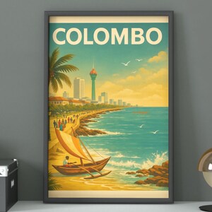 Könnte beinhalten: Gerahmtes Vintage-Reiseposter von Colombo, Sri Lanka. Das Kunstwerk zeigt eine Küstenlandschaft mit einem Segelboot, Palmen und einer Stadtlandschaft. Das Wort "COLOMBO" steht oben in großen, weißen Buchstaben. Die Farbpalette umfasst Blau-, Gelb- und Grüntöne.