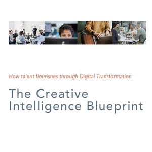 以下が含まれることがあります： 「The Creative Intelligence Blueprint」というタイトルが大きなグレーの文字で書かれた白い本の表紙。表紙にはオレンジ色の「How talent flourishes through Digital Transformation」というテキストも含まれています。ビジネスプロフェッショナルのコラージュが上部にあります。