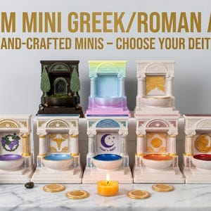 Può includere: Una collezione di altari greci/romani mini personalizzati. Ogni altare in miniatura presenta un design unico con una piccola ciotola ed elementi decorativi. Gli altari sono in vari colori, con una candela e piccole statuette. Il testo sull'immagine recita: "CUSTOM MINI GREEK/ROMAN ALTARS HAND-CRAFTED MINIS - CHOOSE YOUR DEITY!"