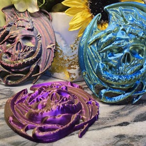 Dragón sobre calavera, decoración de altar, seda degradada, estatua gótica de santuario, figura mítica de esqueleto de serpiente, regalo pagano, guardián del dragón