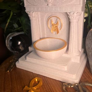 Puede incluir: Un juego de tres tazas de cerámica con un acabado mate moteado. Las tazas son de color crema, gris claro y gris oscuro. Cada taza tiene un diseño simple y minimalista.