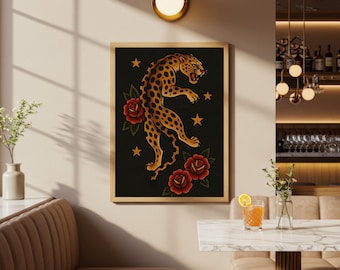 Pode incluir: Uma impressão de arte emoldurada com um leopardo estilizado com manchas pretas, rosas vermelhas e estrelas douradas em um fundo preto. A obra de arte tem um estilo de tatuagem vintage.