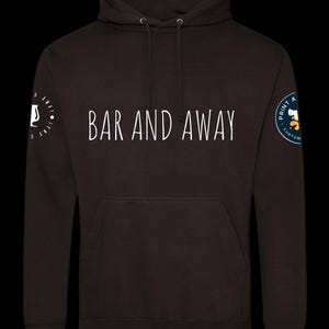 Könnte beinhalten: Dunkelbrauner Kapuzenpullover mit dem weißen Schriftzug "BAR AND AWAY" auf der Brust. Der Hoodie hat eine Kapuze mit Kordelzug und eine Vordertasche. Auf den Ärmeln befinden sich runde Logos. Ein lässiges Kleidungsstück.