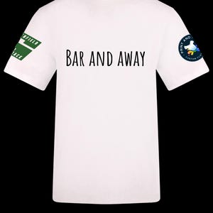 Könnte beinhalten: Weißes T-Shirt mit dem schwarzen Text "BAR AND AWAY". Der linke Ärmel hat ein grün-weißes Design, und der rechte Ärmel zeigt ein rundes Logo mit einem Vogel und den Worten "PRINT AND CUSTOM CLUB".