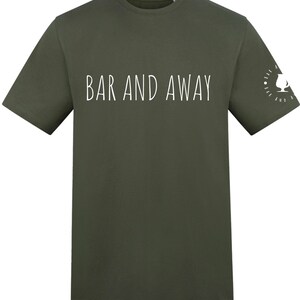 Könnte beinhalten: Olivgrünes T-Shirt mit dem weißen Schriftzug "BAR AND AWAY" mittig auf der Vorderseite. Auf dem linken Ärmel befindet sich ein kleines rundes Logo mit Text und einem Pik-Symbol. Das T-Shirt hat einen Rundhalsausschnitt und kurze Ärmel.