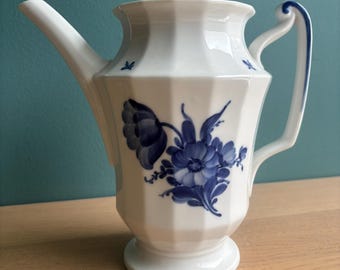 ロイヤルコペンハーゲン ブルーフラワー コーヒーポット – 手描きデンマーク製磁器 (10/8502)