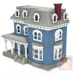 Puede incluir: Maqueta detallada de una casa de estilo victoriano. La casa presenta revestimiento azul, molduras blancas y un tejado gris. Tiene múltiples ventanas, un porche y una chimenea de ladrillo rojo. El modelo es una réplica en miniatura de una casa clásica.
