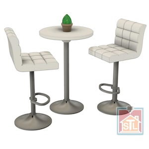 Peut inclure: Un ensemble bistro composé d'une table ronde blanche avec un pied central et de deux tabourets de bar blancs avec des motifs carrés capitonnés sur les assises et les dossiers. Une petite plante succulente verte dans un pot marron est posée.