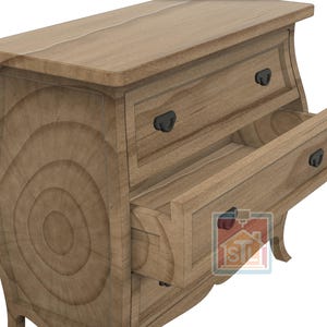 K&ouml;nnte beinhalten: Hellbraune Holzkommode mit drei Schubladen, von denen eine ge&ouml;ffnet ist. Sie hat schwarze Griffe und ein dekoratives, geschwungenes Design an den Seiten. Die Holzmaserung ist sichtbar.