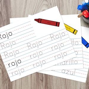 Puede incluir: Un conjunto de hojas de trabajo de pr&aacute;ctica de escritura a mano en espa&ntilde;ol imprimibles que presentan la palabra "rojo" (rojo) con l&iacute;neas punteadas para trazar. Las hojas de trabajo incluyen una ilustraci&oacute;n de un cray&oacute;n rojo.