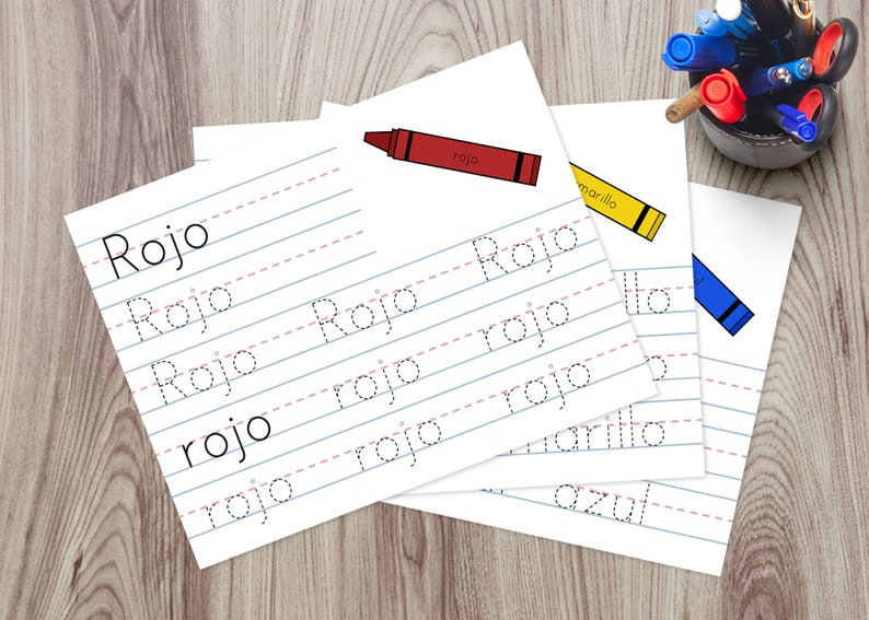 Puede incluir: Un conjunto de hojas de trabajo de pr&aacute;ctica de escritura a mano en espa&ntilde;ol imprimibles que presentan la palabra "rojo" (rojo) con l&iacute;neas punteadas para trazar. Las hojas de trabajo incluyen una ilustraci&oacute;n de un cray&oacute;n rojo.