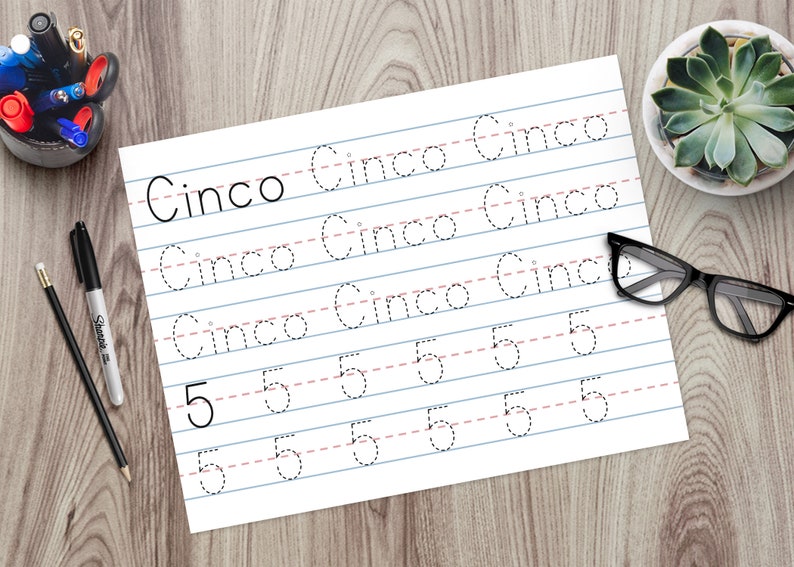 Puede incluir: Una hoja de papel blanca con l&iacute;neas punteadas para trazar la palabra "Cinco" y el n&uacute;mero "5".