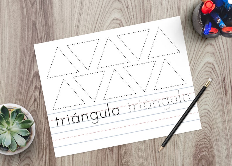 Puede incluir: Una hoja de trabajo en blanco y negro con l&iacute;neas punteadas que delinean ocho tri&aacute;ngulos. La palabra "tri&aacute;ngulo" est&aacute; escrita en la parte inferior de la p&aacute;gina.
