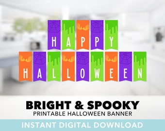 Könnte beinhalten: Druckbare Halloween-Girlande mit den Worten "Happy Halloween" in grünen, orangefarbenen und violetten Buchstaben. Jeder Buchstabe befindet sich auf einer separaten Flagge mit einem Spinnennetz- und tropfendem grünem Schleim-Design.