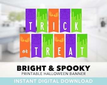 Könnte beinhalten: Druckbare Halloween-Girlande mit den Worten "Trick or Treat" in orange, grün, lila und weißen Buchstaben. Die Buchstaben sind mit Spinnweben, tropfendem grünem Schleim und orangefarbenen Augen verziert.