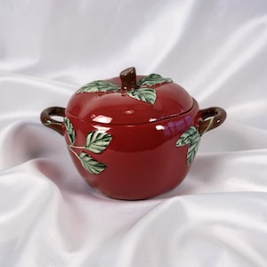 Vintage Apple Covered Casserole Dish with Lid - Retro Kitchen Dinnerware Serving Bowl Bakeware