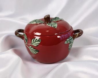 Vintage Apple Covered Casserole Dish with Lid - Retro Kitchen Dinnerware Serving Bowl Bakeware