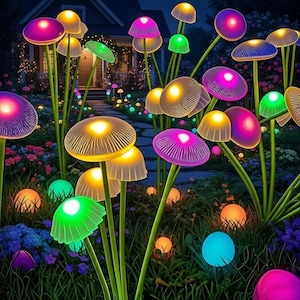 Pode incluir: Uma cena noturna de jardim com luzes em forma de cogumelo iluminadas em várias cores, incluindo roxo, verde e amarelo. As luzes estão dispostas entre flores e grama, com uma casa ao fundo.