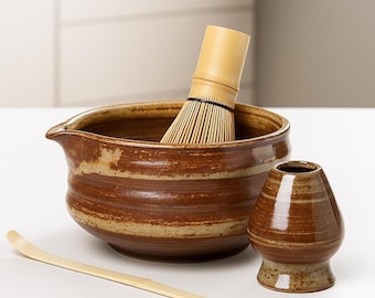 日本の抹茶セット – 手作りの陶器の茶碗、竹の茶筅