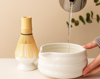 日本の抹茶セット • 白い陶器の茶碗と竹の茶筅