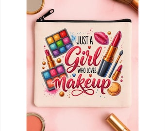 Puede incluir: Un neceser beige con cremallera negra, con el texto "Just a Girl Who Loves Makeup". El diseño incluye ilustraciones de pintalabios, paletas de sombras de ojos y una huella de labios, sobre un fondo rosa.