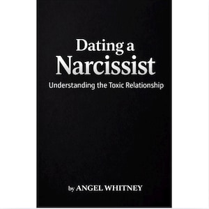 Puede incluir: Una portada de libro con fondo negro y texto blanco. El título es "Dating a Narcissist" sobre el subtítulo "Understanding the Toxic Relationship". El nombre del autor, "by ANGEL WHITNEY", está en la parte inferior.
