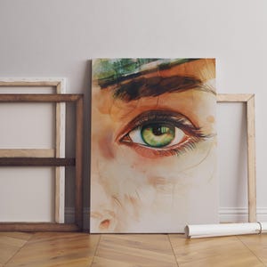 Könnte beinhalten: Leinwanddruck mit einer detaillierten Aquarellmalerei eines menschlichen Auges. Das Auge ist ein leuchtendes Grün, mit langen Wimpern und einer detaillierten Augenbraue. Das Kunstwerk hat einen weichen, malerischen Stil mit warmen Tönen.