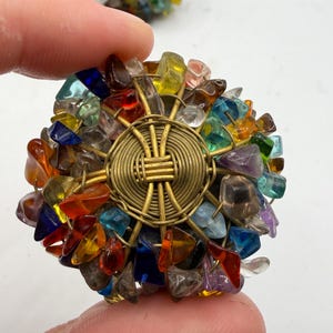 2 zabytkowe, surowe kryształowe koraliki i mosiężne uchwyty do szuflad (w sumie 4 dostępne)