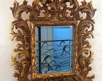 Espejo italiano rococó de madera dorada, estilo años 70.