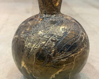 Jarrón pequeño vintage de cerámica Raku Studio con textura metálica, firmado.