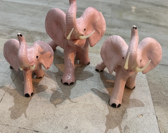 Familia de 3 figuritas de elefantes de cerámica rosa pastel pintadas a mano y firmadas, estilo vintage.