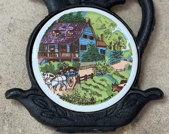 Salvamanteles de hierro fundido vintage con forma de tetera “Verano en la granja americana” con inserto de arte cerámico