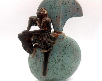 Vintage OOAK gesigneerde art nouveau handgemaakte figurale aardewerk karaf Parijs