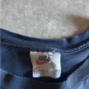 Camiseta Nike vintage azul marino con bordado desteñido de los años 90, talla L imagen 4