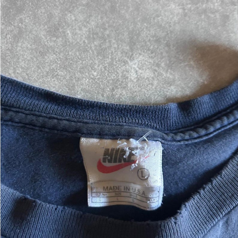 Camiseta Nike vintage azul marino con bordado desteñido de los años 90, talla L imagen 4