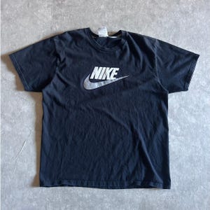 Camiseta Nike gris Swoosh negra vintage de los años 2000, talla L imagen 1