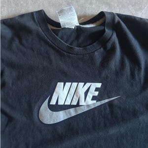 Camiseta Nike gris Swoosh negra vintage de los años 2000, talla L imagen 2