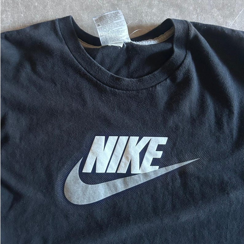 Camiseta Nike gris Swoosh negra vintage de los años 2000, talla L imagen 2