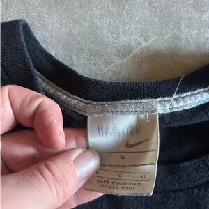 Camiseta Nike gris Swoosh negra vintage de los años 2000, talla L imagen 4