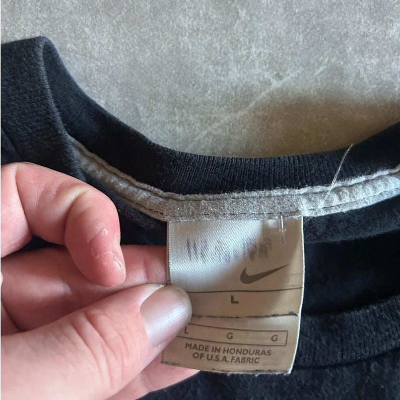 Camiseta Nike gris Swoosh negra vintage de los años 2000, talla L imagen 4