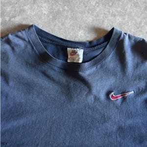 Camiseta Nike vintage azul marino con bordado desteñido de los años 90, talla L imagen 2
