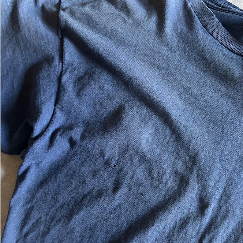 Camiseta Nike vintage azul marino con bordado desteñido de los años 90, talla L imagen 5