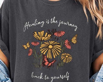 La sanación es el viaje de regreso a ti mismo. Camiseta Floral Comfort Colors® / Sudadera vintage de cuello redondo con flores y mariposas estilo boho