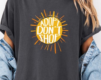 Camiseta "Adopta, no compres" Comfort Colors® / Sudadera de cuello redondo con diseño retro de perro rescatado con rayos de sol / Regalo playero para amantes de los perros