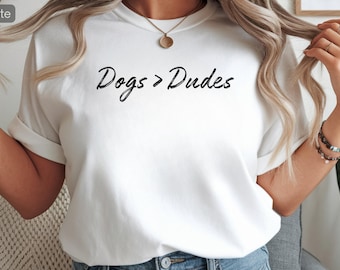 Camiseta "Dogs Over Dudes" / Divertida camiseta para mamá perruna / Regalo para amantes de los perros