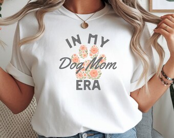 Camisa Comfort Colors® de In My Dog Mom Era / Regalo para amantes de los perros / Sudadera de cuello redondo con estampado floral de pata