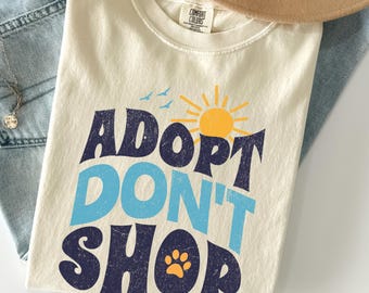 Camisa "Adopta, no compres", colores cómodos® / Sudadera de cuello redondo con gráfico playero retro / Regalo para amantes de los perros