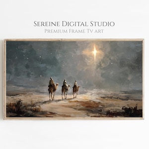 Op de afbeelding: Een ingelijste digitale print toont drie figuren op kamelen die door een woestijnlandschap reizen onder een sterrenhemel, verlicht door een heldere ster. Het kunstwerk heeft een gedempt kleurenpalet en een vintage esthetiek. De tekst "SEREINE DIGITAL STUDIO" staat bovenaan.